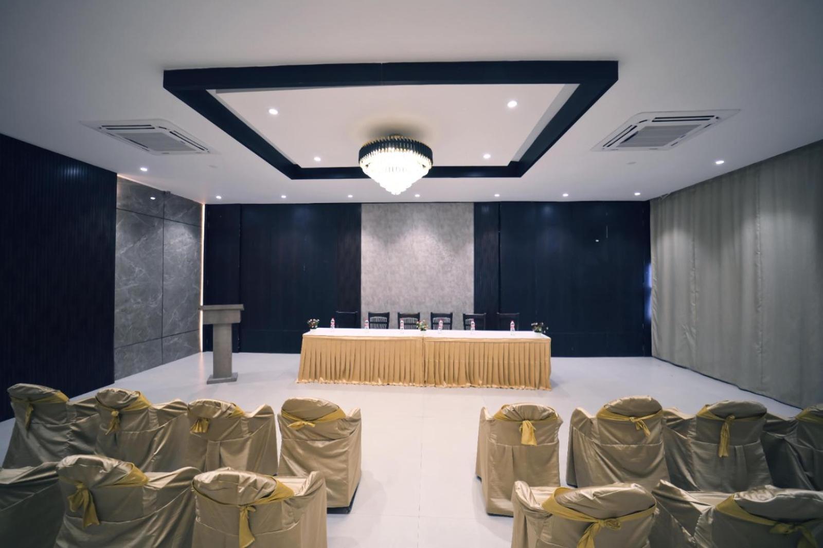 Hotel Prag Continental Guwahati Luaran gambar