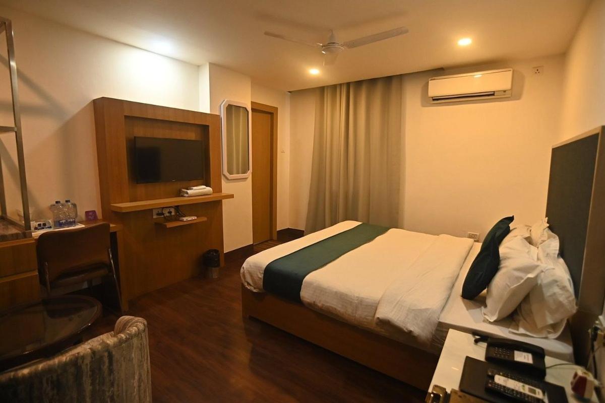 Hotel Prag Continental Guwahati Luaran gambar