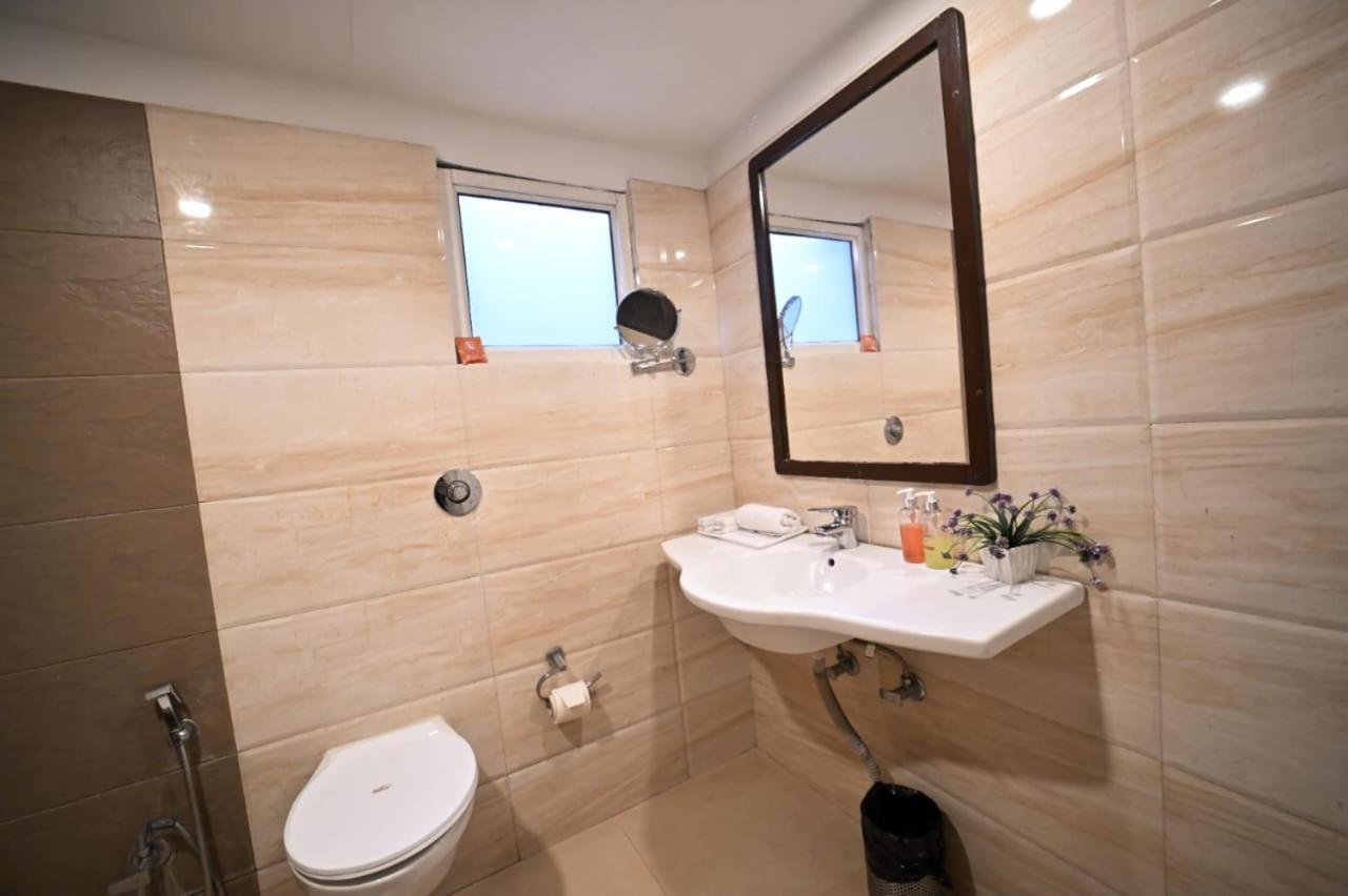 Hotel Prag Continental Guwahati Luaran gambar