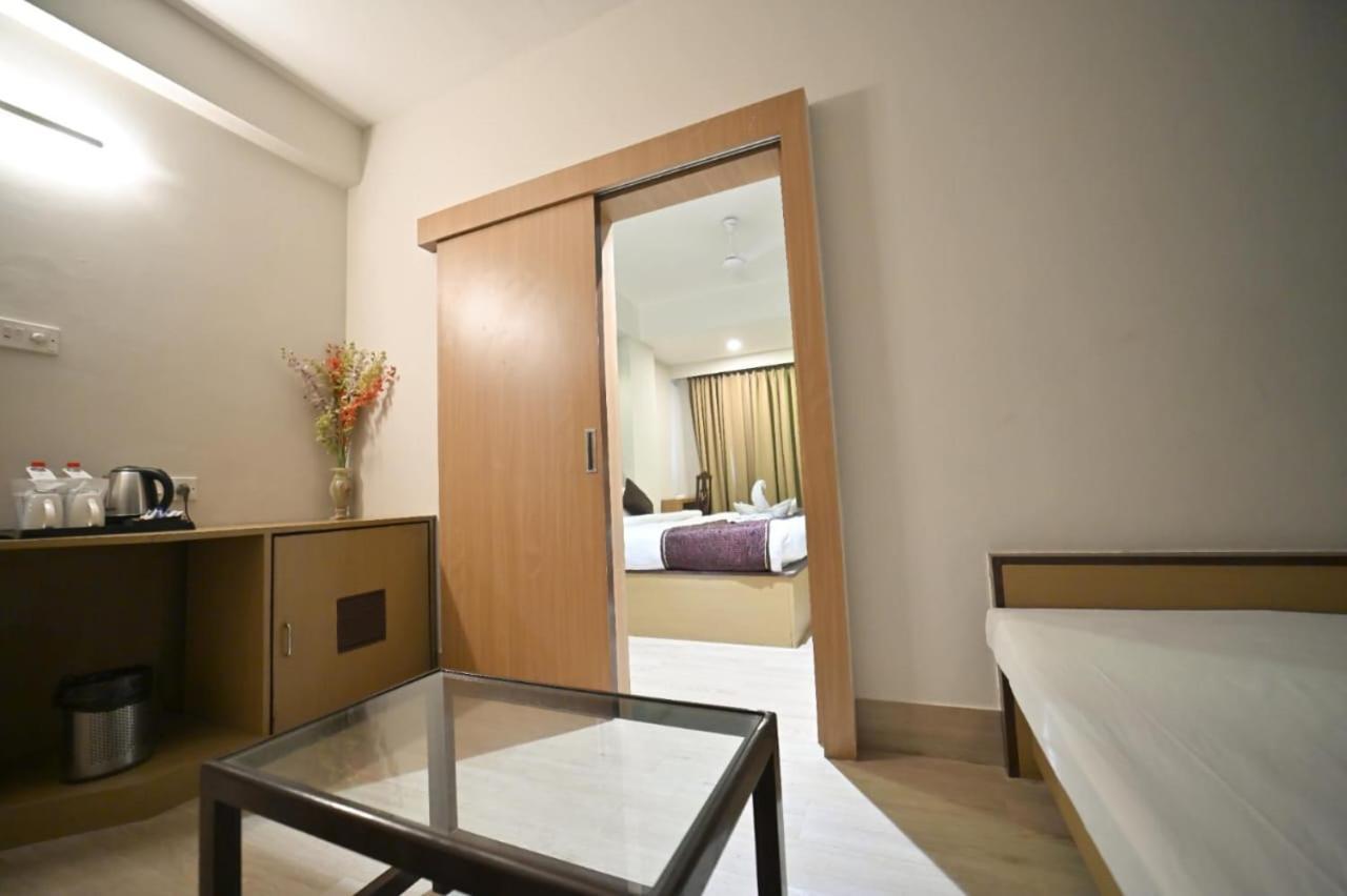 Hotel Prag Continental Guwahati Luaran gambar