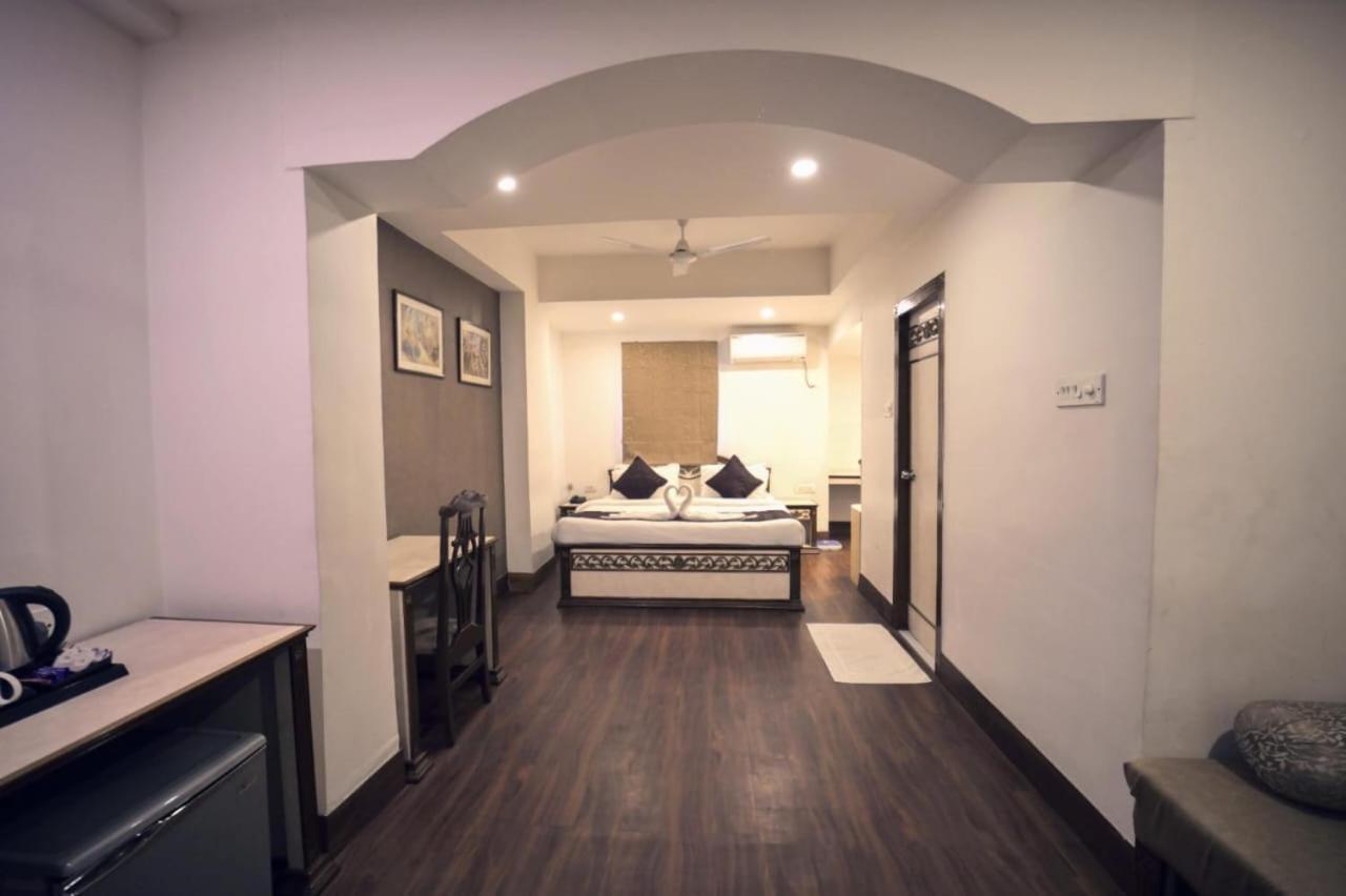 Hotel Prag Continental Guwahati Luaran gambar