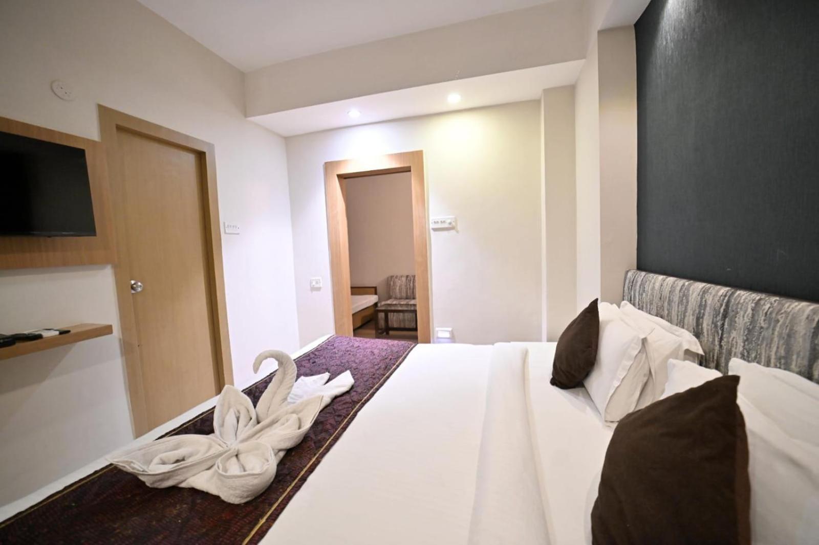 Hotel Prag Continental Guwahati Luaran gambar