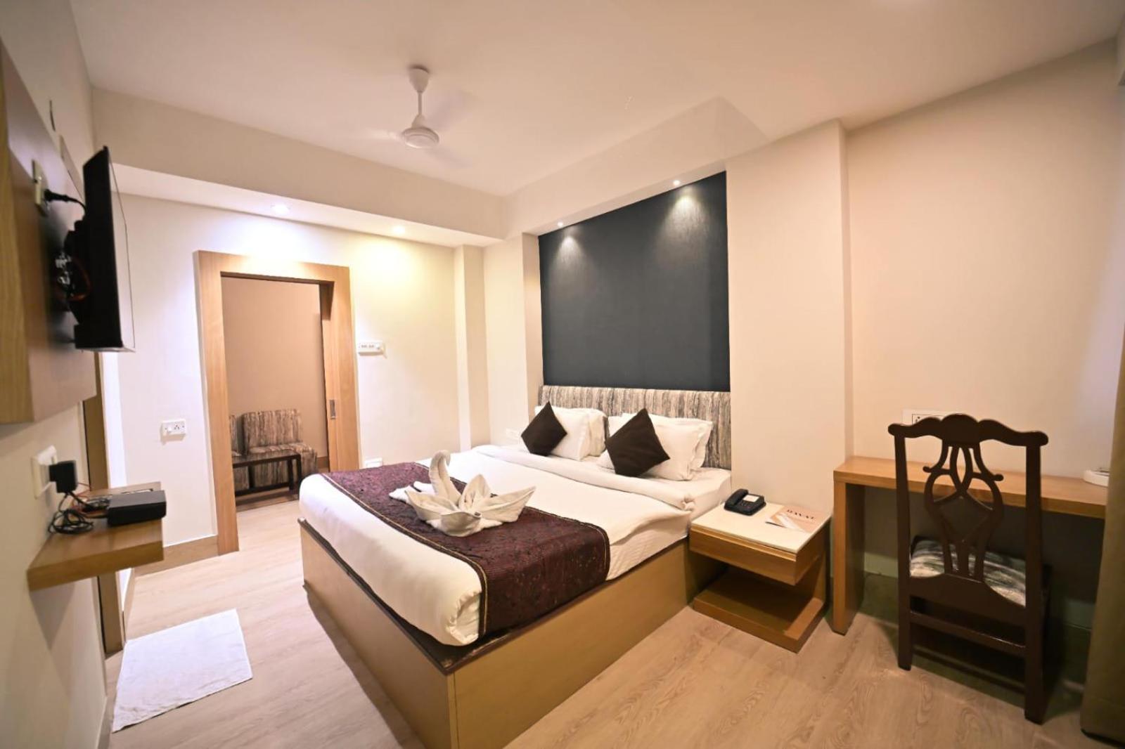Hotel Prag Continental Guwahati Luaran gambar