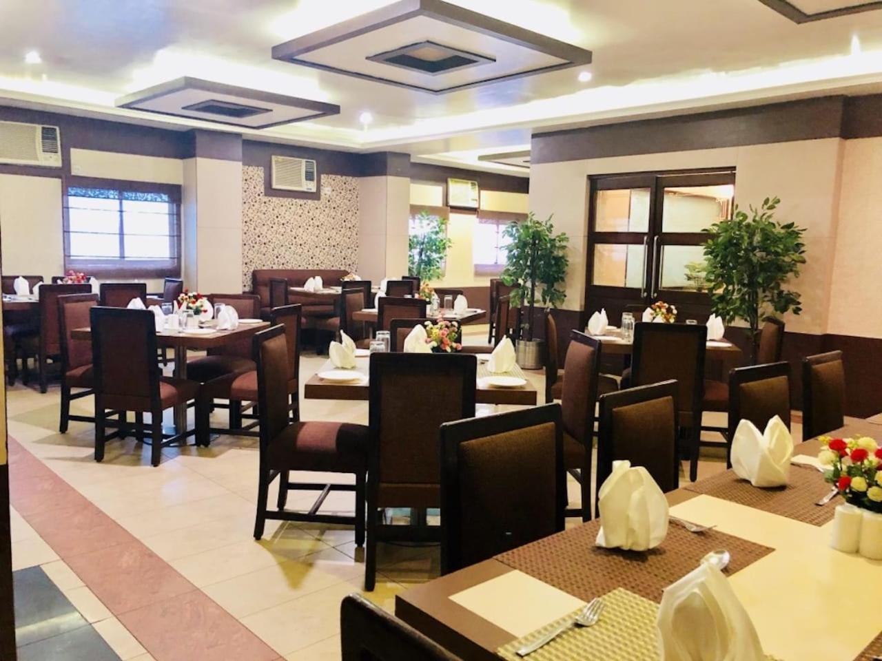 Hotel Prag Continental Guwahati Luaran gambar